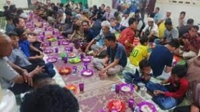 Suppenbrei   zum Fastenbrechen in  der Moschee in Nordsumatra