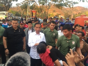 Der Präsident  beauftragte den TNI Befehlshaber , um  mit Hubschrauber  die Gebiete in Lombok zu erreichen.