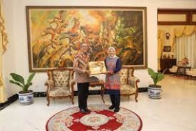 Arbeitsministerin Ida Fauziyah (rechts) und Botschafter der Republik Indonesien im Königreich Thailand Rachmat Budiman bei einem Treffen in Thailand, Samstag (17.2.) (ANTARA/Prisca Triferna)