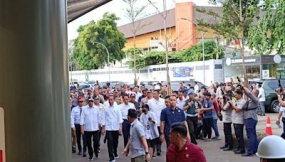 Präsident Joko Widodo besichtige den Eid-Heimkehrstrom am Bahnhof Pasar Senen
