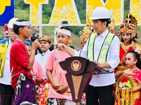 Der Präsident weiht den Danu-Kerti-Staudamm in Buleleng, Bali, ein.