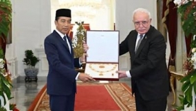 Präsident Jokowi erhielt die Auszeichnung Grand Collar Order of the State of Palestine&quot;,von Präsident Mahmoud Abbas .