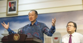 Der  Weltbankpräsident Jim Yong Kim besucht den Bali Mangrovenwald