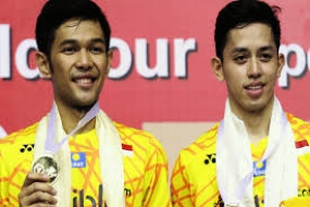 Indonesisches Herrendoppel  wird  bei dem indischen  Badmintonturnier  Sieger