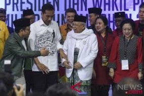 Joko Widodo und Ma’ruf Amien tragen sich als Präsident- und Vizepräsidentkandidaten ein