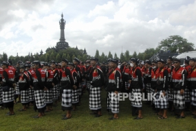 Traditionelle Polizeieinheit Pecalang hilft bei Sicherung des Weihnachtsgottesdienstes und der Weihnachtsfeier 2023 in Denpasar, Bali.