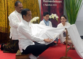 Präsident Jokowi in Begleitung von First Lady Iriana, die am Donnerstagmorgen (1/8) den 74. indonesischen Unabhängigkeitstag im MRT-Kreisverkehr des Hotels Indonesia in Jakarta begrüßt.