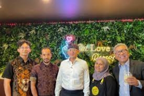 Der Minister für Tourismus und Kreativwirtschaft Sandiaga Uno (Dritter von links) begrüßt die indonesische Diaspora während seines Arbeitsbesuchs in Melbourne, Australien, am Dienstag (20.2.2024). (ANTARA/HO-KJRI Melbourne)