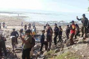 Die Anwohner säubern am Sonntag (18.02.2024) Müll  am Strand Labuhan Haji in  Ost-Lombok, Westnusatenggara (ANTARA/HO-NTB-Umweltbotschafter)