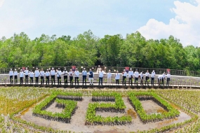 Staatsgäste des G20 Gipfels zur Mangrovenbepflanzung im Waldpark Ngurah Rai in Denpasar , Bali