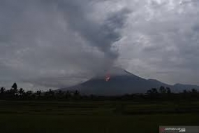 Der Vulkan  Semeru brach aus, begleitet von heißen Wolken, die bis zu 6 km tief fielen