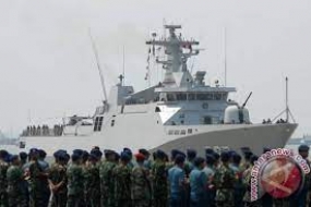Das indische Kriegsschiff INS Kavaratti P31 kommt zu gemeinsamen Übungen in Batu Ampar an