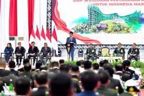 Präsident Joko Widodo weist   TNI  und Polri an , auf die Herausforderungen Indonesiens vorbereitet zu sein