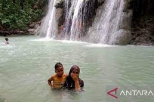 Die Bewohner genießen am Dienstag die Badetouristenattraktion Tirta Rimba Wasserfall im Dorf Waruruma, Bezirk Kokalukuna, Stadt Baubau. (Antara/Yusran)