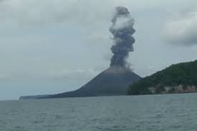 Der Vulkan Anak Krakatau brach mit einer Vulkanasche von 657 Metern Höhe aus