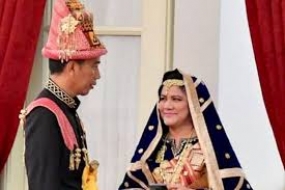 Präsident Joko Widodo feiert den Unabhängigkeitstag mit traditioneller Aceh-Kleidung
