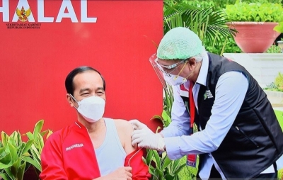 Präsident Joko Widodo erhält die zweite Covid-19-Impfung