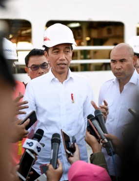 Prӓsident Joko Widodo besichtigte die Aktivitӓten im Hafen Tenau in Kupang