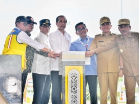 Präsident Joko Widodo weihte zwei Abschnitte der Trans-Sumatra-Mautstraßen ein.