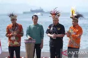 Präsident Joko Widodo eröffnet den Straßenkarneval in Papua