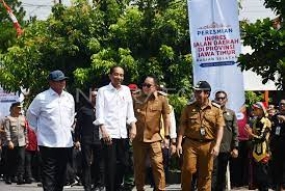 Präsident Joko Widodo  weihte  die Strassen im Südosten Javas ein