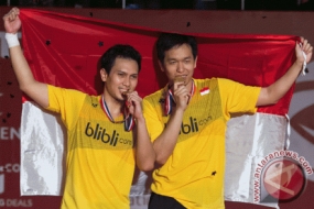 Indonesisches Herrendoppelpaar  wird Sieger  bei einem Badmintonturnier in Malaysia