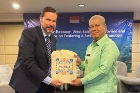 Der stellvertretende polnische Botschafter in Indonesien, Piotr Firlus, überreichte während eines Arbeitsbesuchs in Pontianak am Donnerstag (22.02.2024) Souvenirs an den amtierenden Gouverneur von West-Kalimantan Harisson (ANTARA/Rendra Oxtora)