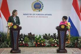 Indonesiens Außenministerin  Retno Marsudi (rechts) und niederländische Außenministerin  Hanke Bruins Slot (links) diskutierten am Dienstag in Jakarta (ANTARA FOTO/ADITYA PRADANA PUTRA)