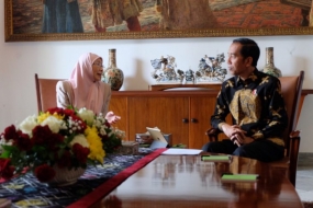 Präsident Joko Widodo traf sich mit Wan Aziza im Bogor Palast.