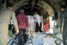 Die Beatmungshilfe  und medizinische Ausrüstung aus Singapur kommen  in Indonesien an