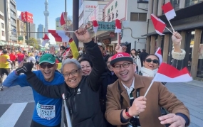 Der indonesische Botschafter unterstützt  indonesische Läufer beim Tokio-Marathon 2024