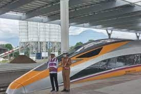 Jokowi hofft, dass das Schnellbahnprojekt Jakarta-Bandung  ein  Teil der zwischenstaatlichen Konnektivität wird