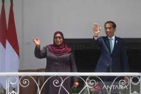   Präsident Joko Widodo (rechts) und die Präsidentin der Vereinigten Republik Tansania, Samia Suluhu Hassan (links), grüßen vor einem Treffen im Bogor-Palast in West-Java am Donnerstag (25.01.2024). ANTARA FOTOS/Akbar Nugroho Gumay/foc/am.