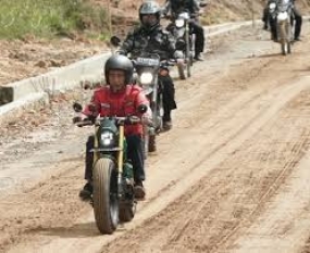 Prӓsident besichtigte die Strasse an der Grenze in Nordkalimantan