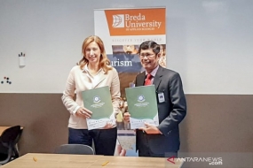 Plt. Makassar Polytechnic Director Dr. Muhammad Arifin unterzeichnete ein Memorandum of Understanding mit Dr. Elisabeth Minnemann, Präsidentin des Vorstands der Fachhochschule Breda in Breda, Niederlande, am 4. Juli 2019.
