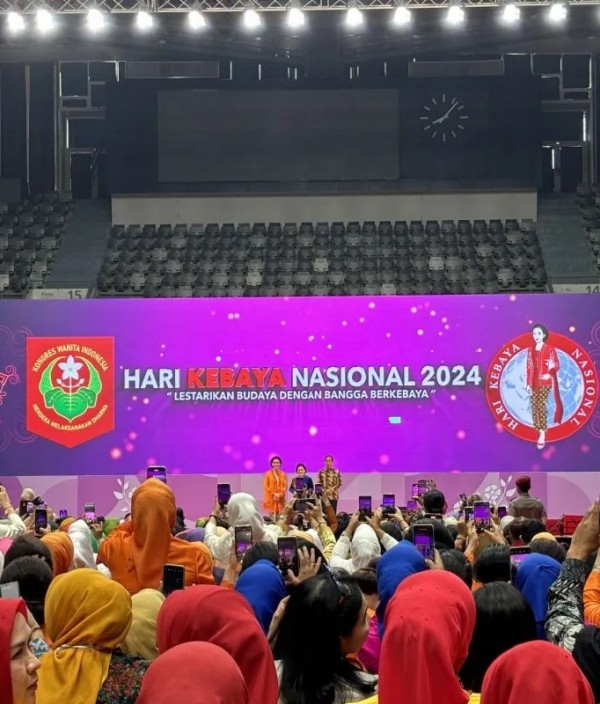 Presiden Jokowi Dan Ibu Negara Iriana Menghadiri Puncak Hari Kebaya Nasional