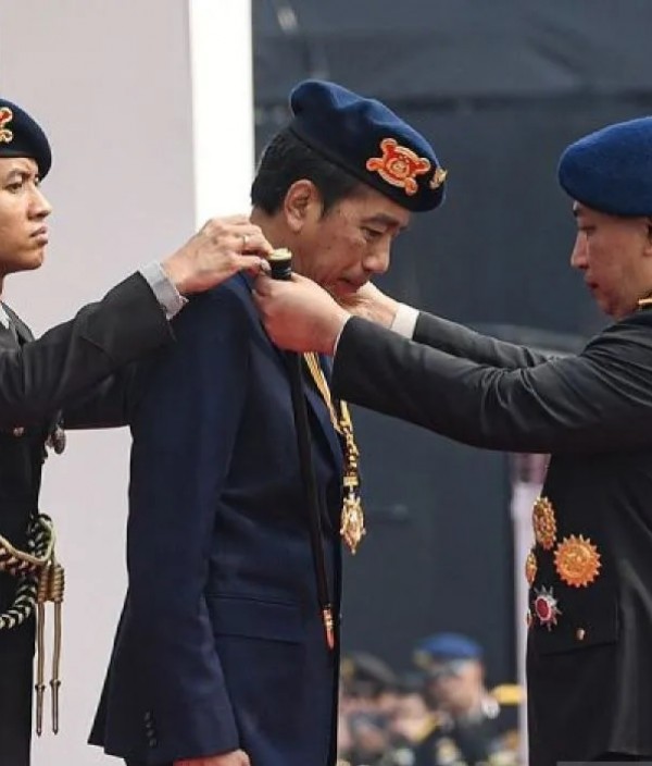 Polri Anugerahi Jokowi Medali Kehormatan Loka Praja Samrakshana