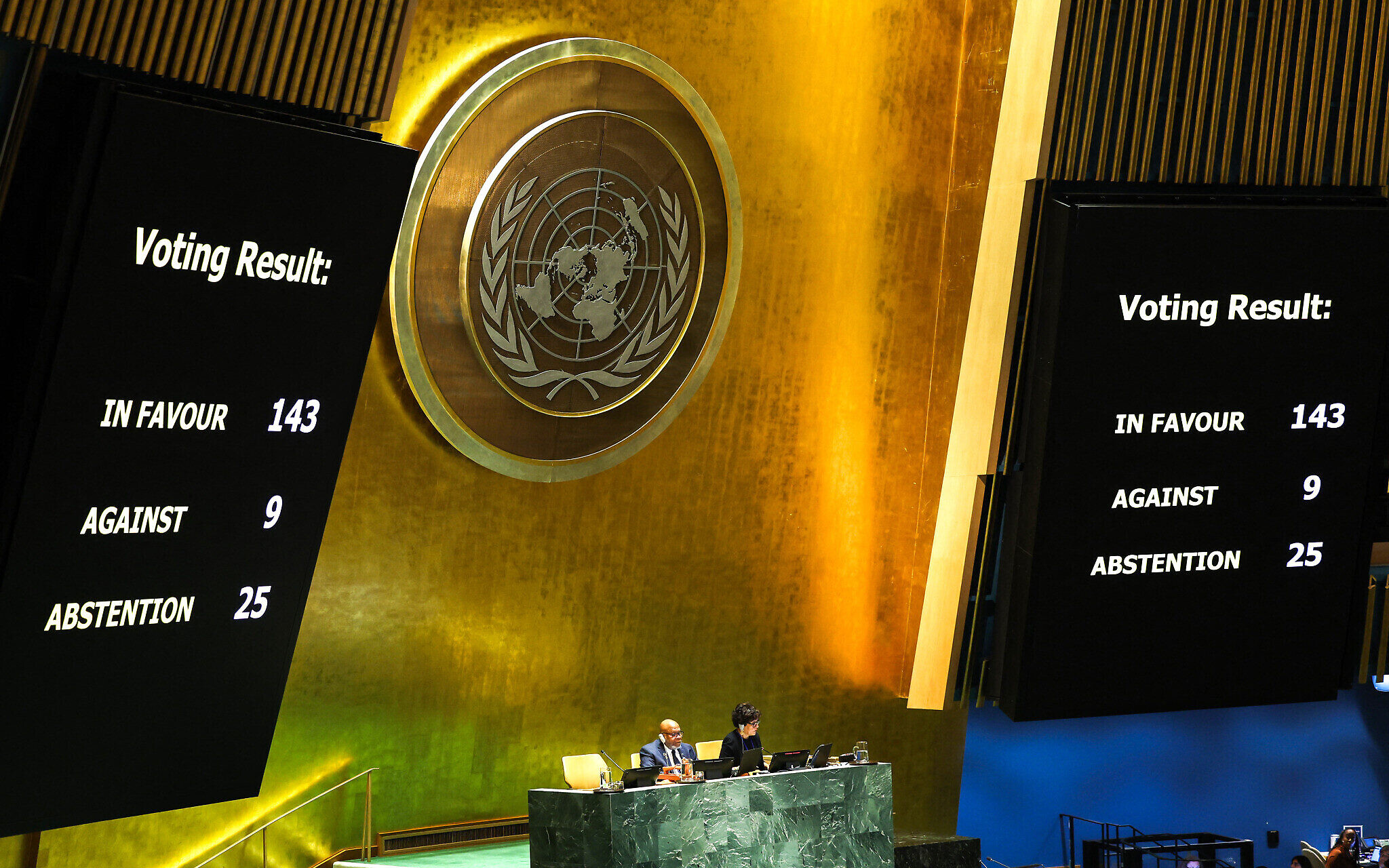 Hasil pemungutan suara resolusi yang mendesak Dewan Keamanan PBB mempertimbangkan kembali dan mendukung keanggotaan penuh Palestina di PBB ditampilkan dalam sidang khusus Majelis Umum PBB, di markas besar PBB, New York, AS, Jumat (10/5/2024). Sebelumnya, veto AS pada pertemuan Dewan Keamanan PBB pada April 2024 menggagalkan upaya Palestina menjadi anggota penuh PBB. (Foto: AFP/Charly Triballeau)