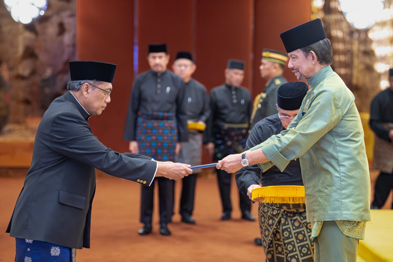 Duta Besar RI untuk Brunei Darussalam, Achmad Ubaedillah, menyerahkan surat-surat kepercayaan pada Sultan Hassanal Bolkiah di Istana Nurul Iman, Bandar Seri Begawan, Rabu (13/09/2023). (Foto: KBRI Bandar Seri Begawan)
