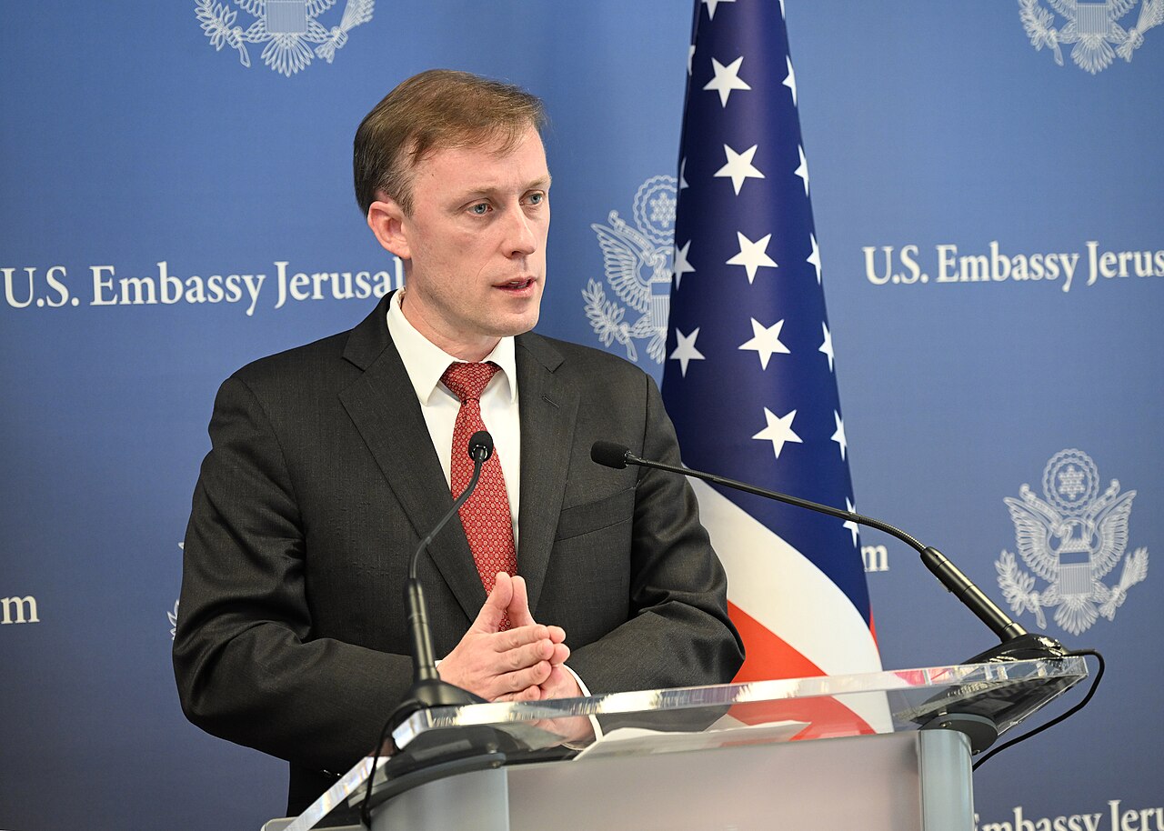 Penasihat Keamanan Nasional Gedung Putih, Jake Sullivan pada 15 Desember 2023. Jake Sullivan menyampaikan Amerika Serikat "tidak percaya" genosida terjadi di Jalur Gaza, Palestina. (Foto: Wikimedia Commons/"Kedutaan Besar AS di Yerusalem")