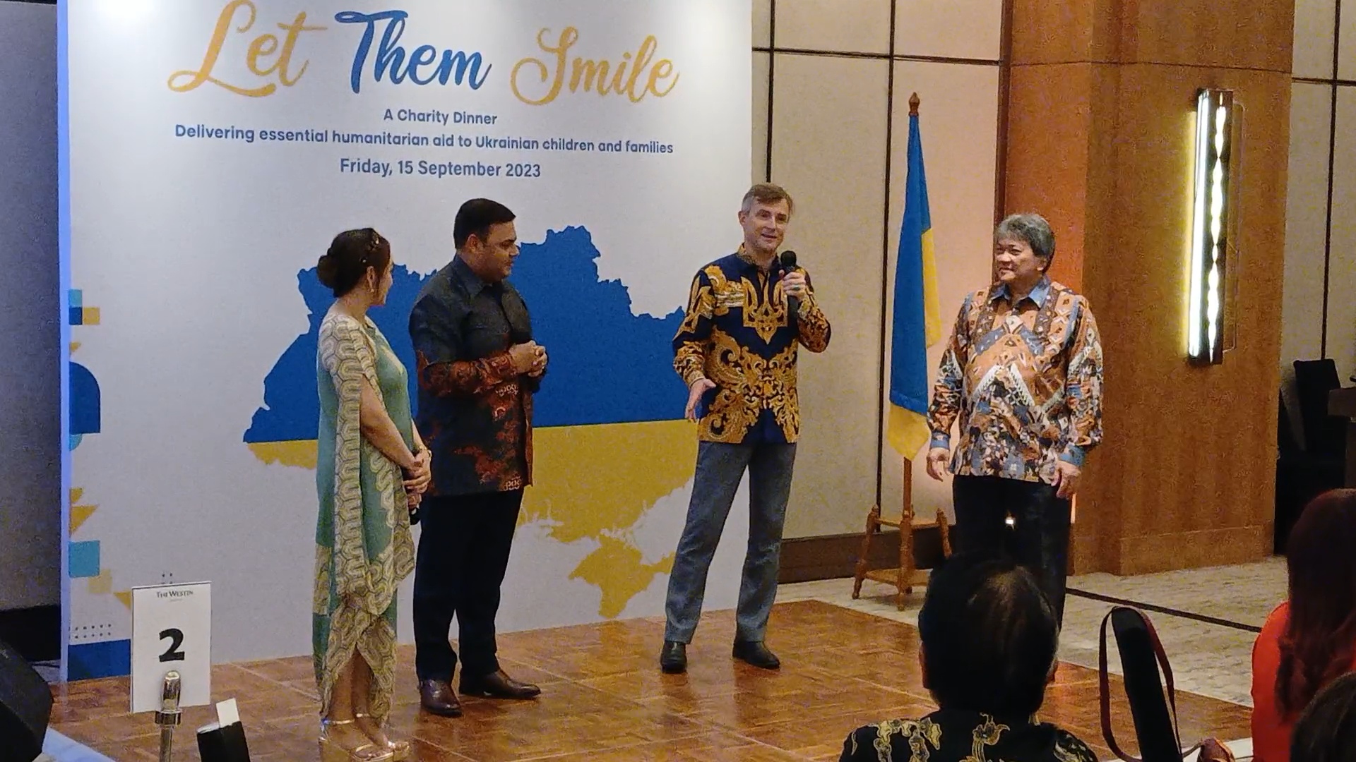 Duta Besar Ukraina untuk Indonesia, Vasyl Hamianin, memberi sambutan pada lelang penggalangan dana dan makan malam 