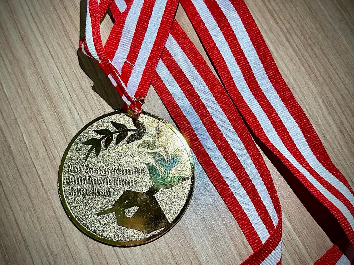Medali Emas Kemerdekaan Pers diberikan oleh oleh Persatuan Wartawan Indonesia (PWI) kepada Menteri Luar Negeri RI Retno Marsudi pada Puncak Peringatan Hari Pers Nasional 2024, Selasa (20/2/2024), di Jakarta. (Foto: Kemlu RI)