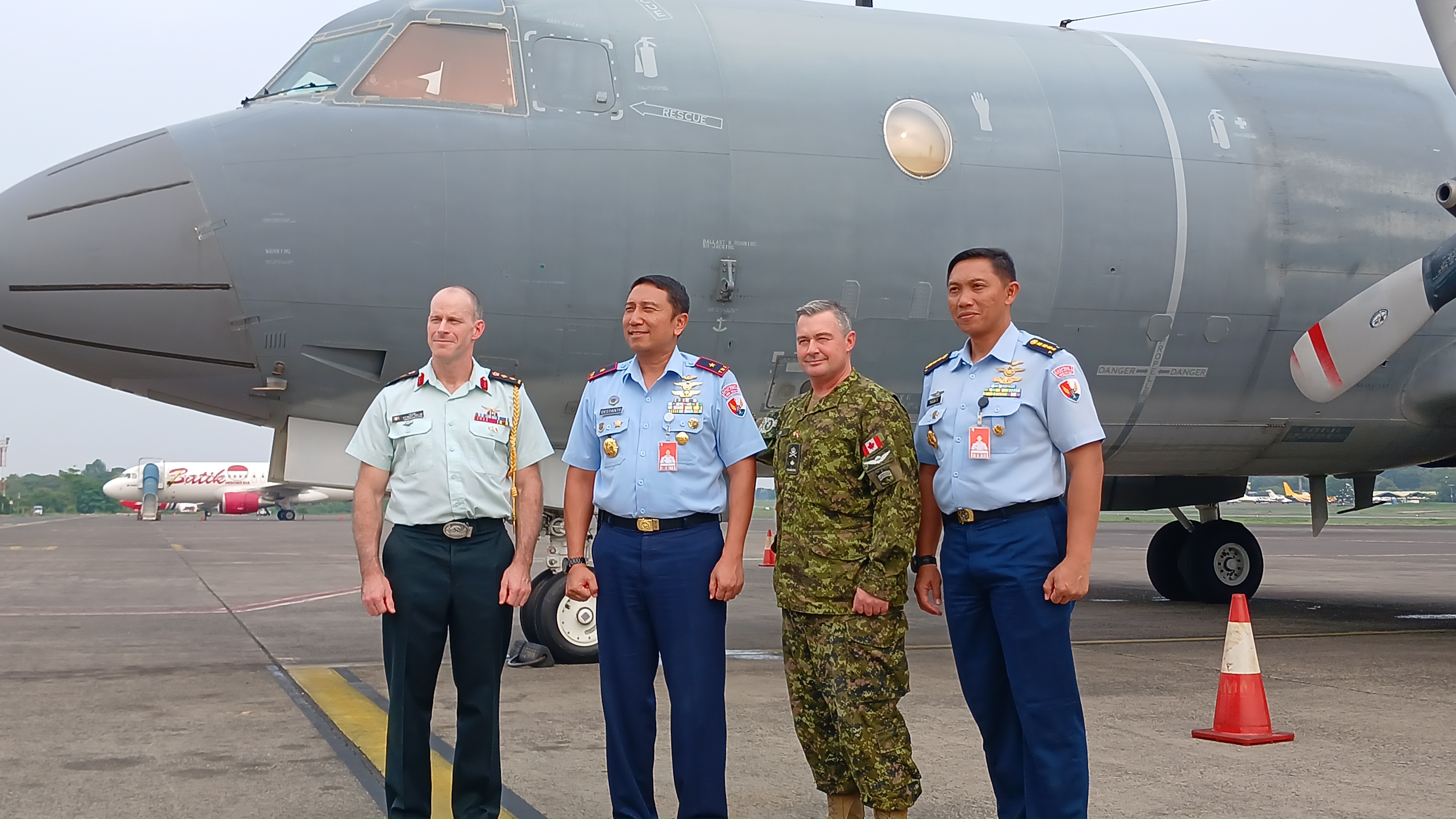 Foto bersama perwakilan Angkatan Udara Kerajaan Kanada (RCAF) dan TNI Angkatan Udara di Lanud Halim Perdanakusuma, Jakarta, Rabu (23/11/2023). (Foto: RRI VOI/Rama Shidqi P)