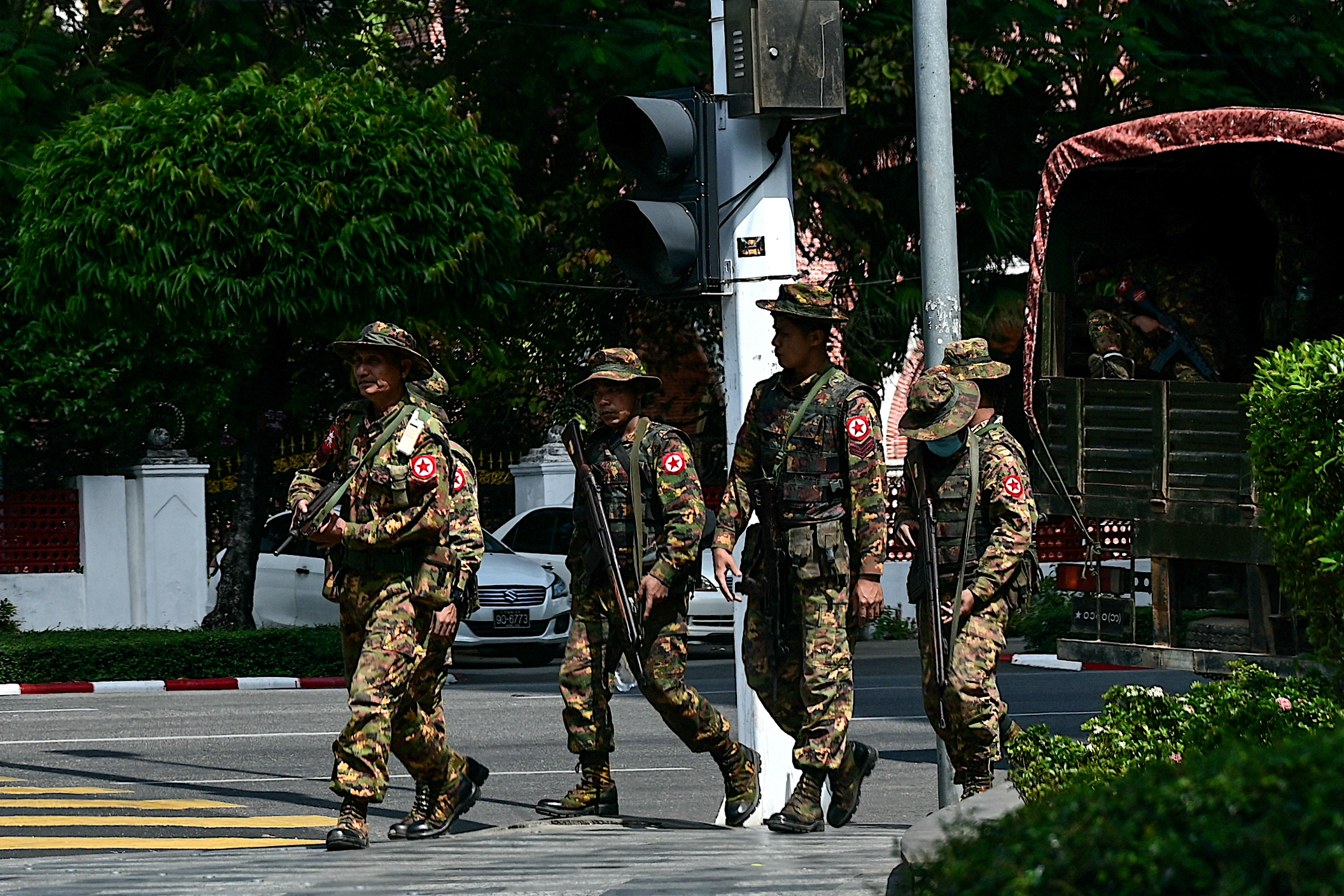 Pasukan keamanan militer Myanmar berpatroli di jalan selama 