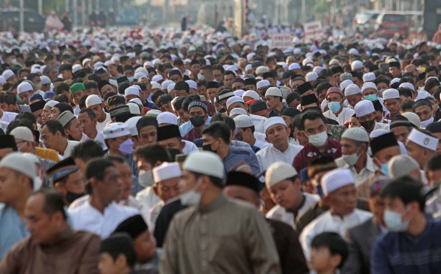 Umat Islam mengikuti Salat Idul Fitri di Jalan Matraman, Jakarta Timur, DKI Jakarta, Senin (2/5/2022). (Foto: RRI/Charlie Reinhard)