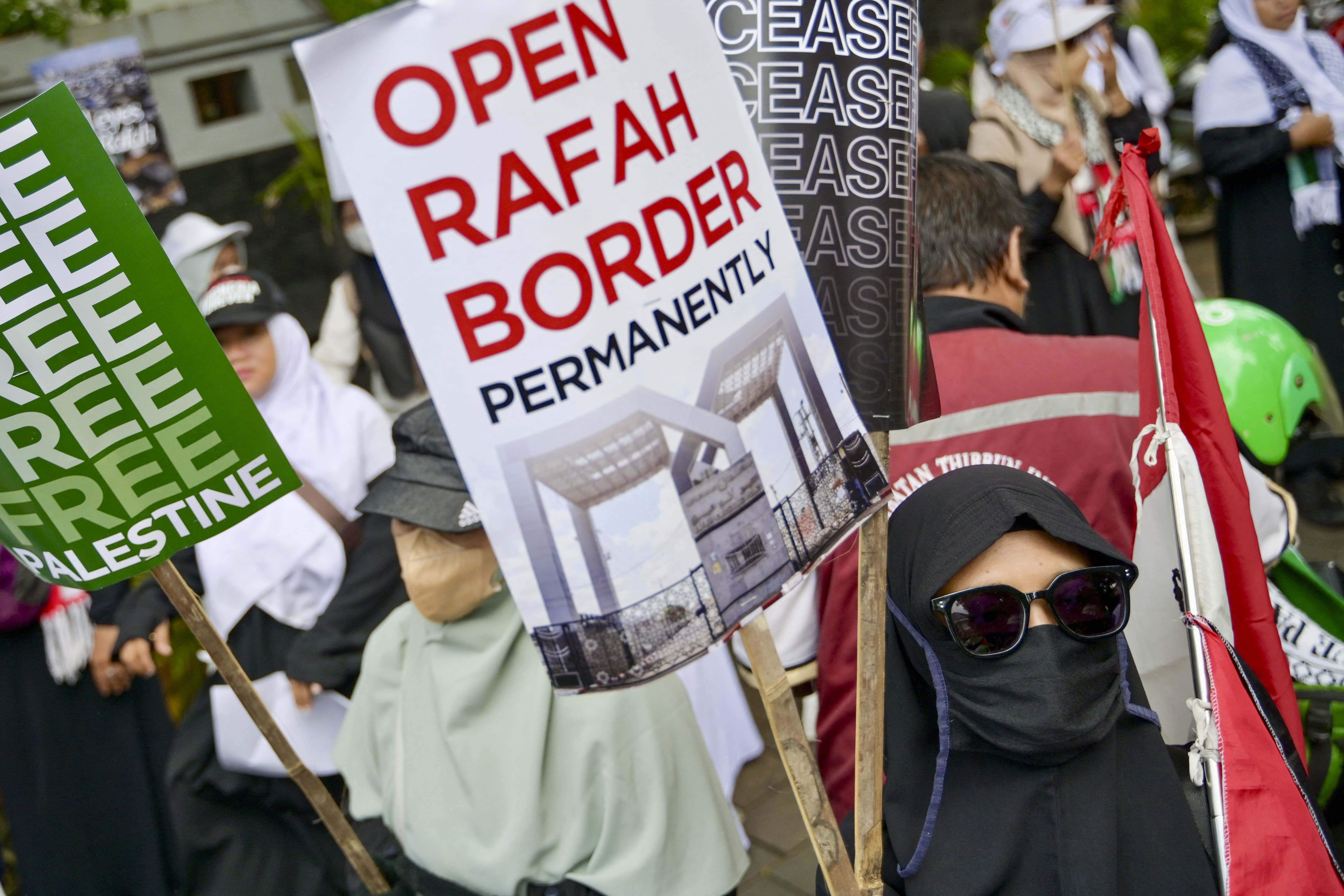 Sejumlah warga mengikuti unjuk rasa di depan Kedutaan Besar Mesir di Jakarta pada Senin (4/3/2024), untuk memprotes penutupan penyeberangan Rafah antara Mesir dan Jalur Gaza. (Foto: AFP/Bay Ismoyo)
