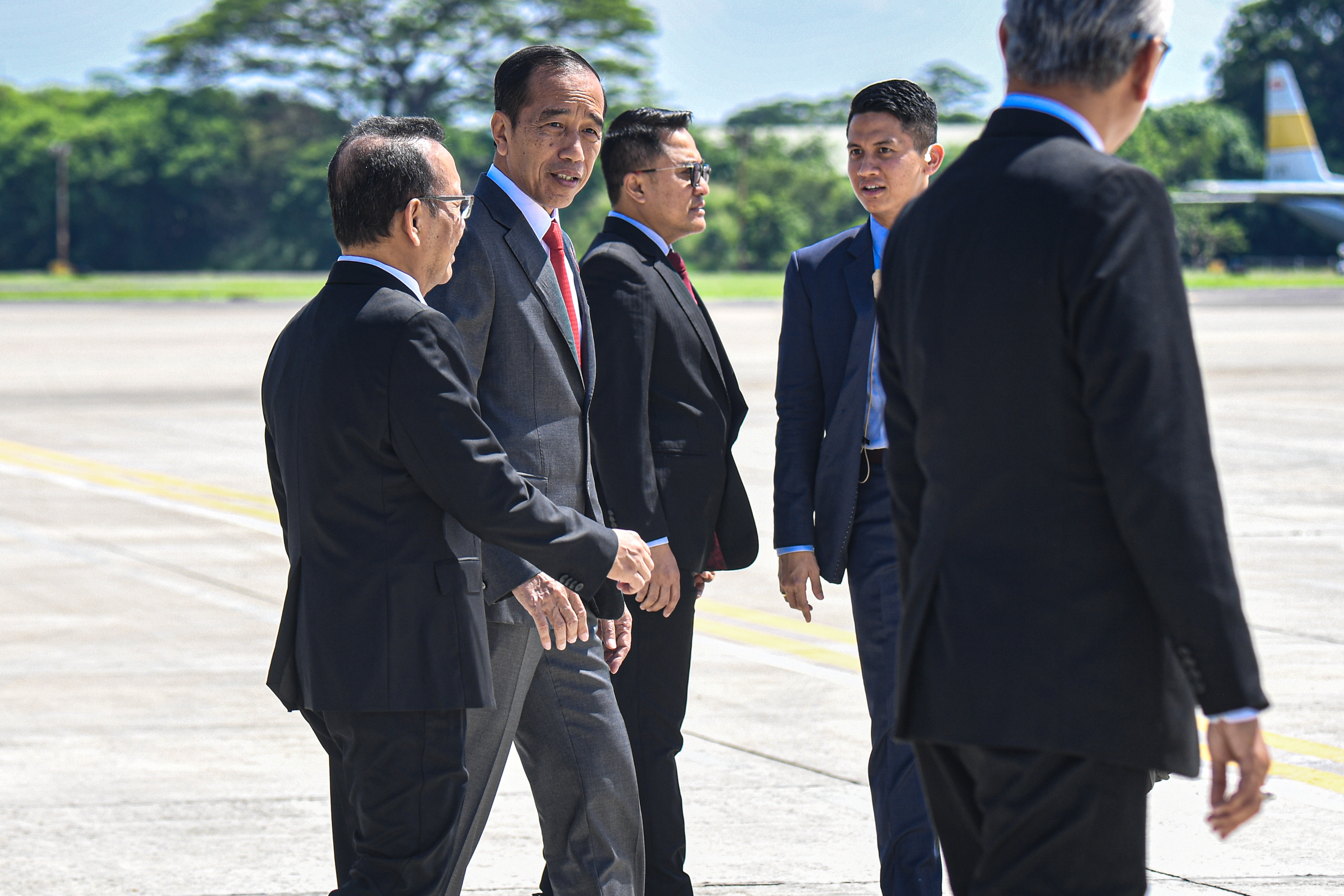 Presiden RI, Joko Widodo (kedua kiri) berbincang dengan Menteri Sekretariat Negara, Pratikno (kiri) saat akan berangkat ke Australia dalam rangka menghadiri KTT ASEAN-Australia di Lanud Halim Perdanakusuma, Jakarta, Senin (4/3/2024). (Foto: ANTARA/Muhammad Adimaja)