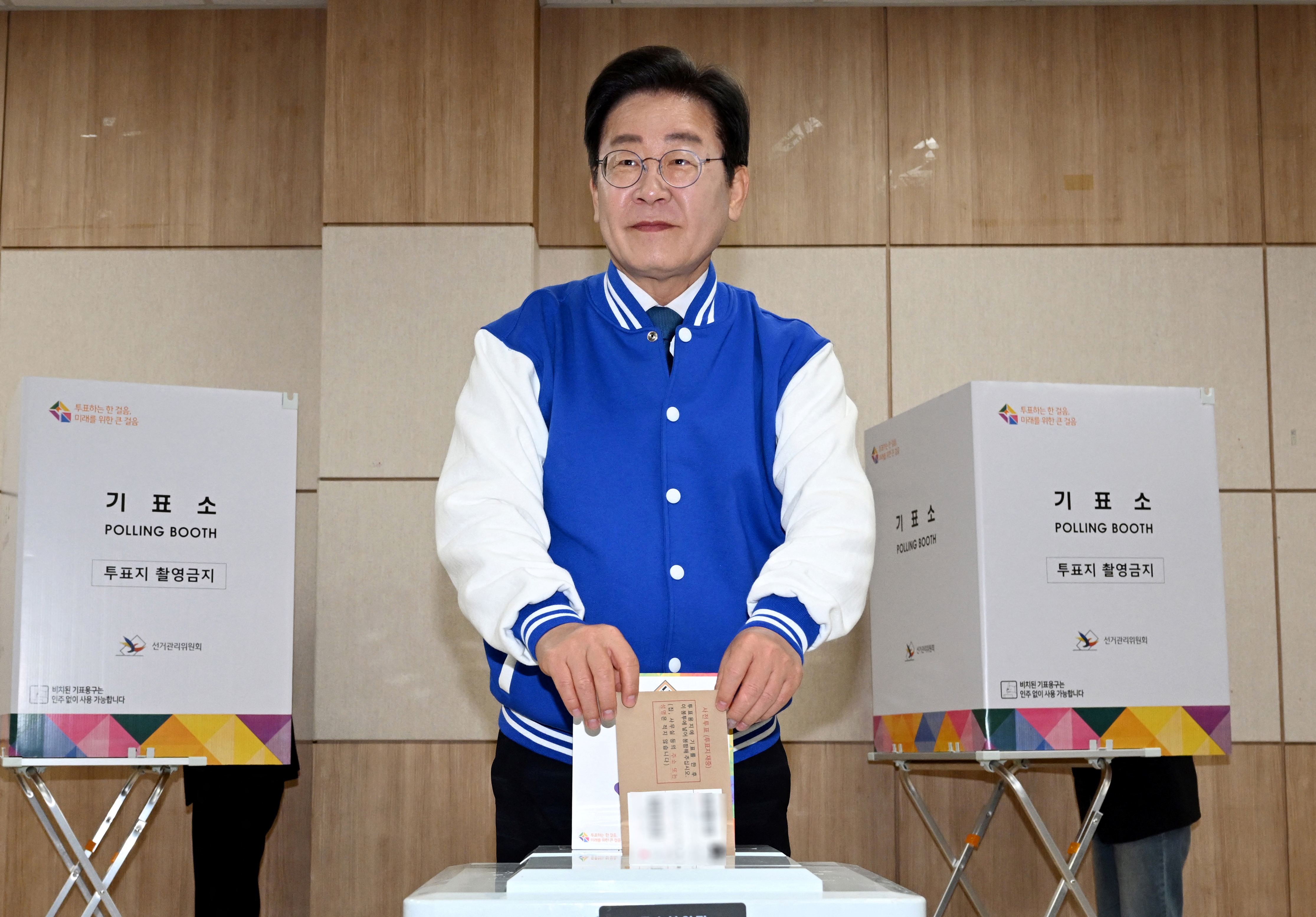 Pemimpin oposisi utama Korea Selatan, Lee Jae-myung dari Partai Demokrat, memberikan suaranya saat pemungutan suara awal di tempat pemungutan suara di Daejeon, Korea Selatan pada Jumat (5/4/2024), menjelang pemilihan parlemen di negara itu pekan depan. (Foto: AFP/Yonhap)