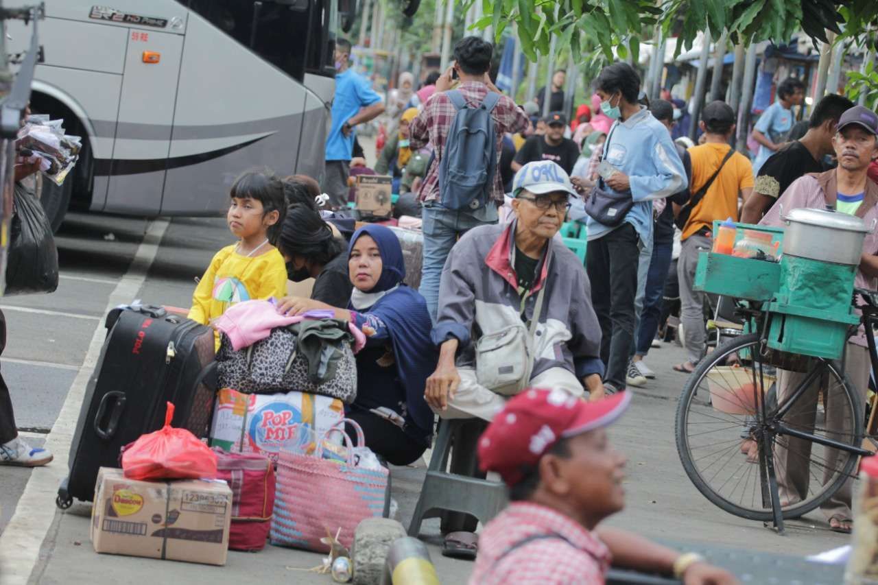 Para pemudik menunggu keberangkatan dari Terminal Poris Plawad, Tangerang, Banten, Kamis (14/3/2024). (Foto: RRI/Saadatuddaraen)