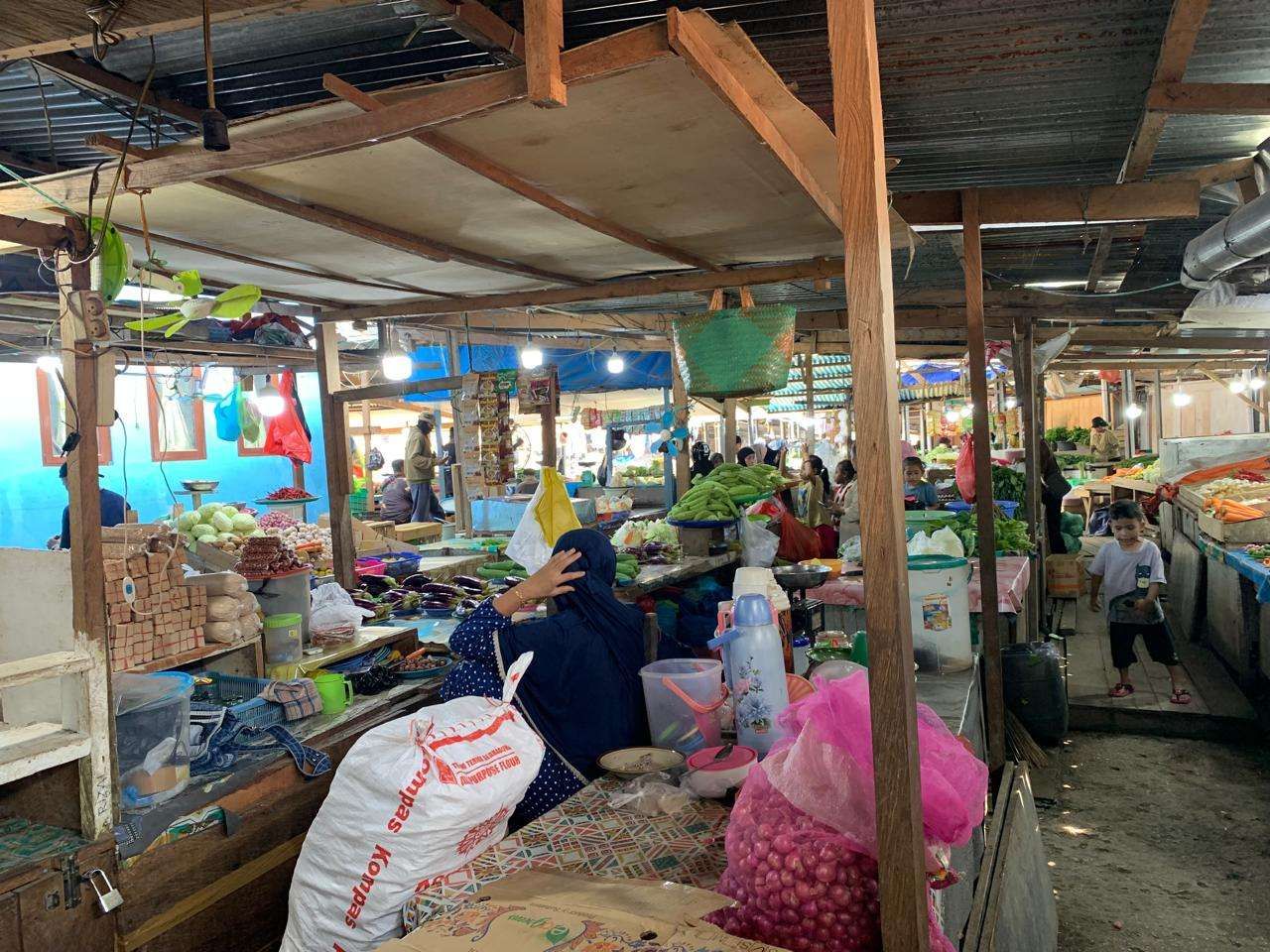 Lapak-lapak pedagang di Pasar Tanjung Wagom, Kabupaten Fakfak, Papua Barat mulai buka usai Lebaran, Ahad (14/4/2024). (Foto: RRI/Ramli)